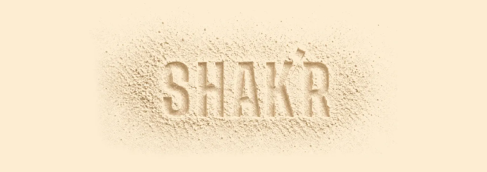 Logo SHAKR gravé dans la poudre de protéine